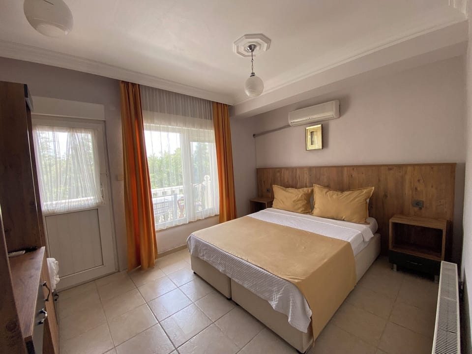 Family Quadruple Room | 1 bedroom, hypo-allergenic bedding, free WiFi, bed sheets