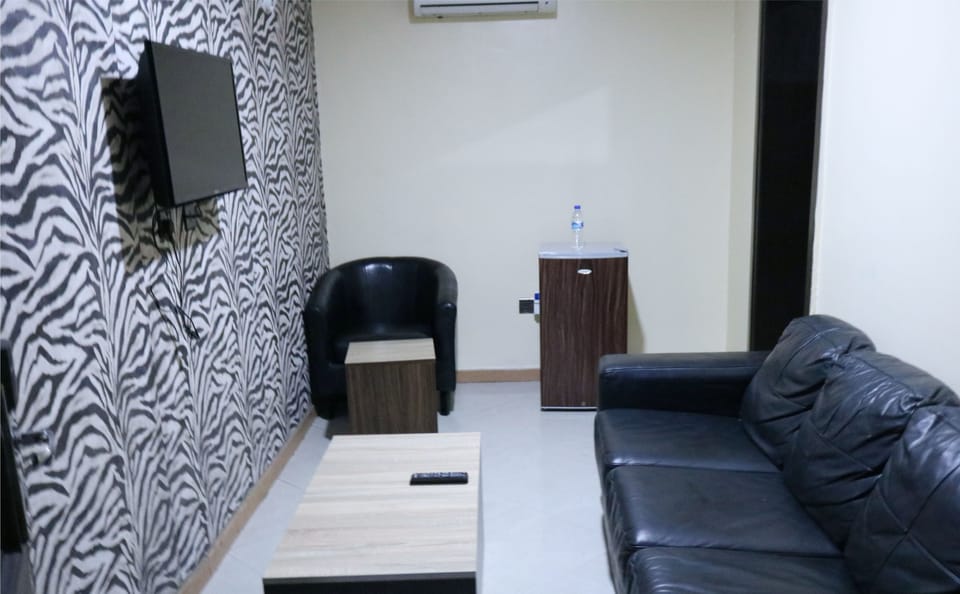 Laptop workspace, free WiFi, bed sheets