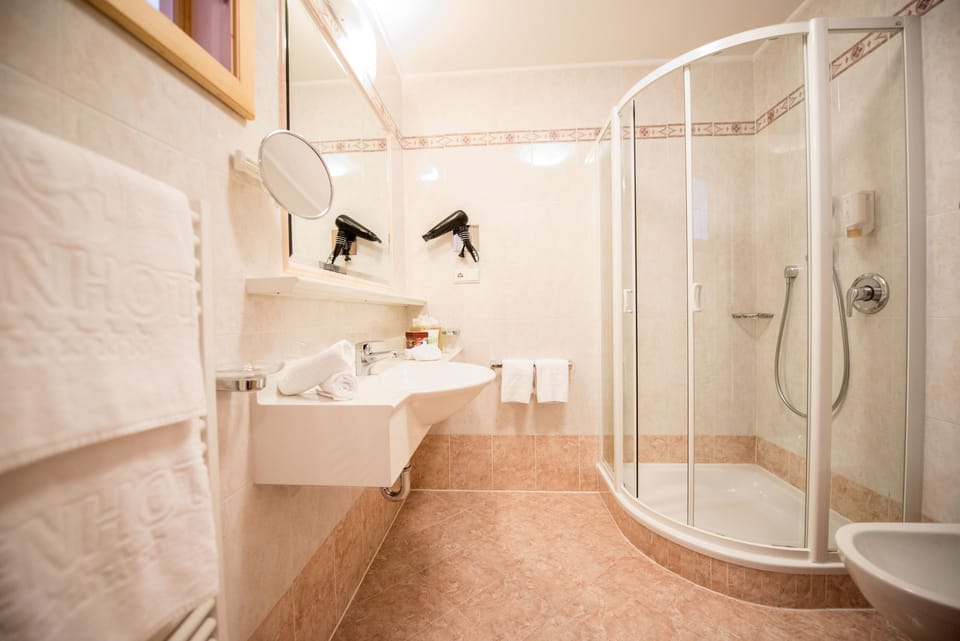 Classic Double Room, Balcony | Bathroom | Shower, free toiletries, hair dryer, bathrobes