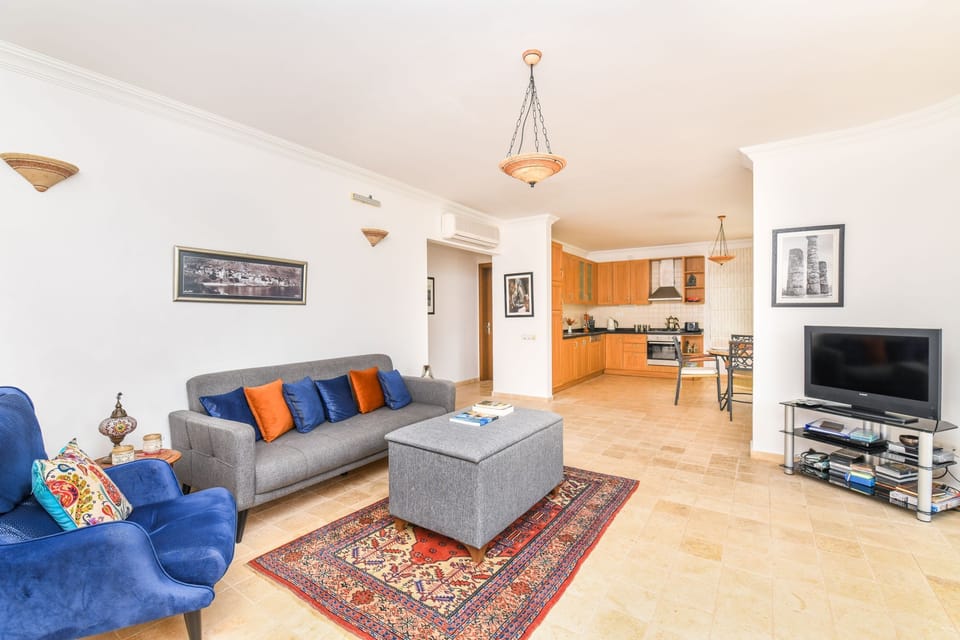 Open Plan Kitchen & Living Area