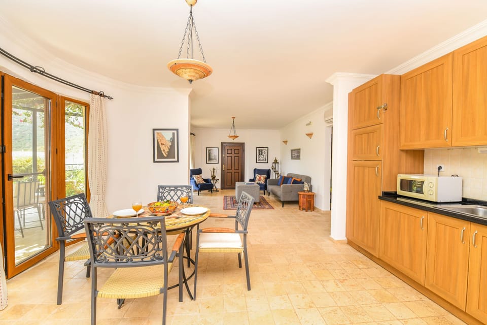 Open Plan Kitchen & Living Area