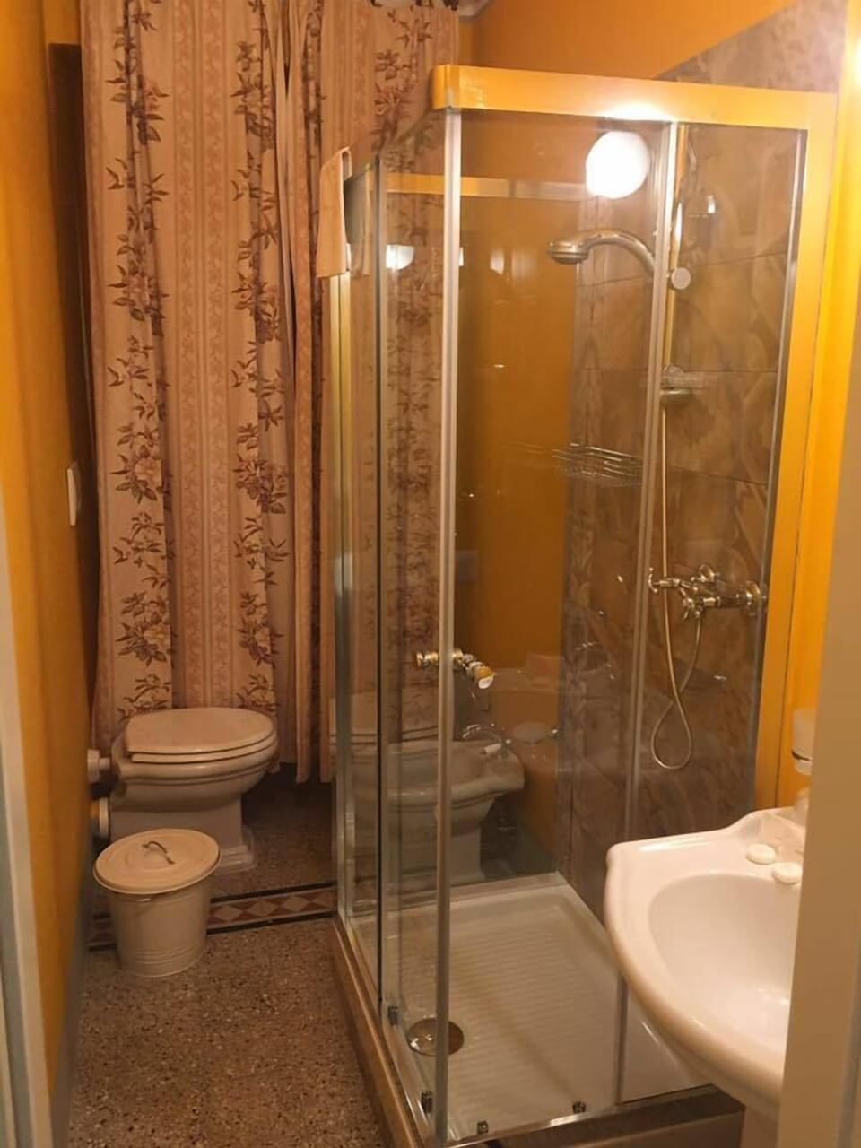 Double Room | Bathroom | Shower, free toiletries, hair dryer, bidet