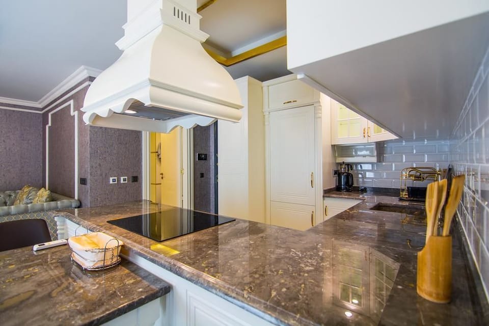 Coffee/tea maker, fridge, oven, stovetop