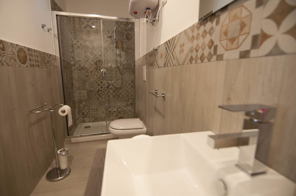 Shower, free toiletries, hair dryer, bidet