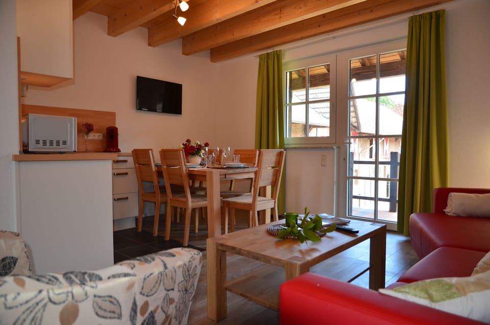 Apartment, Multiple Beds (für 6 Personen) | Living area | 32-inch TV with satellite channels