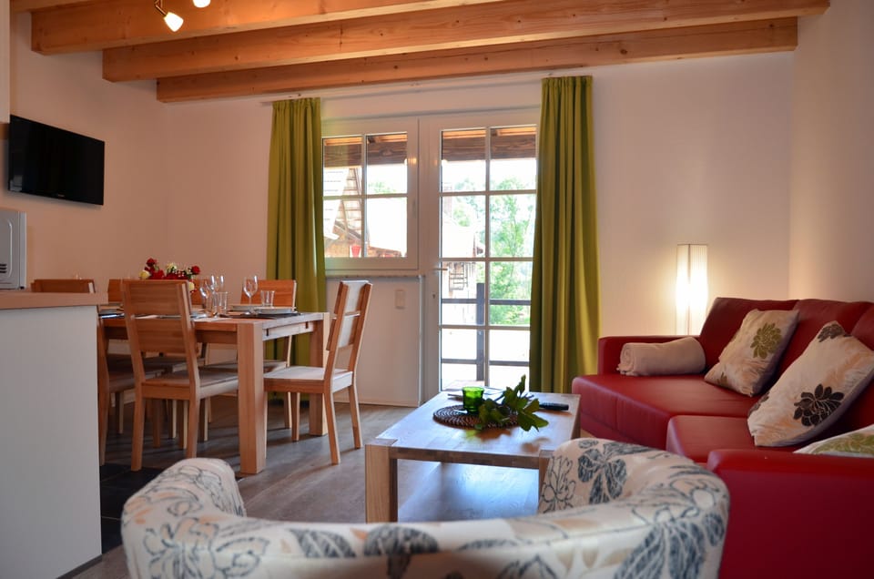 Apartment, Multiple Beds (für 6 Personen) | Living area | 32-inch TV with satellite channels