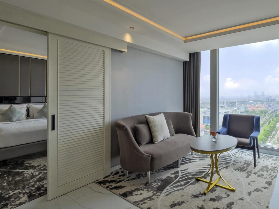 Executive Suite, 1 King Bed | Premium bedding, in-room safe, individually decorated