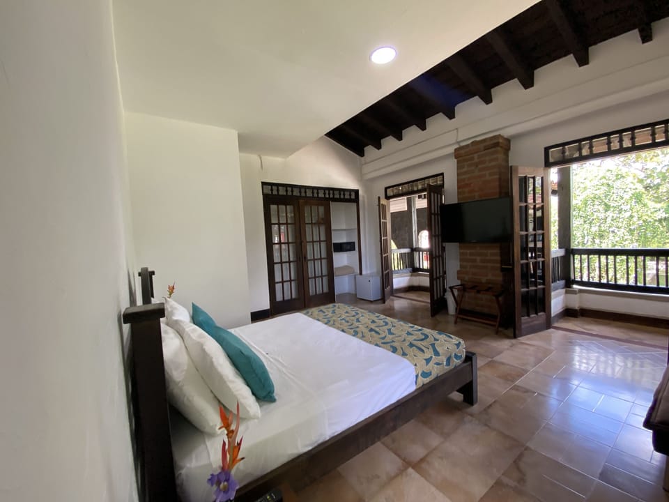 Standard Double Room | Minibar, in-room safe, desk, iron/ironing board