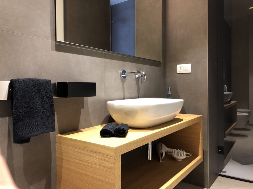 Comfort Room (Diamond) | Bathroom sink