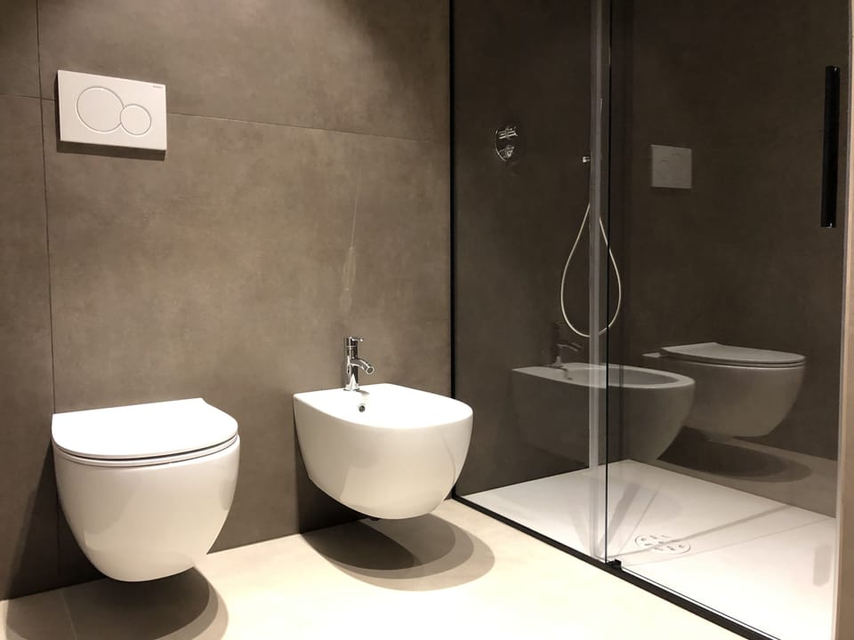 Deluxe Room, Garden View (Gold) | Bathroom | Shower, free toiletries, hair dryer, bidet