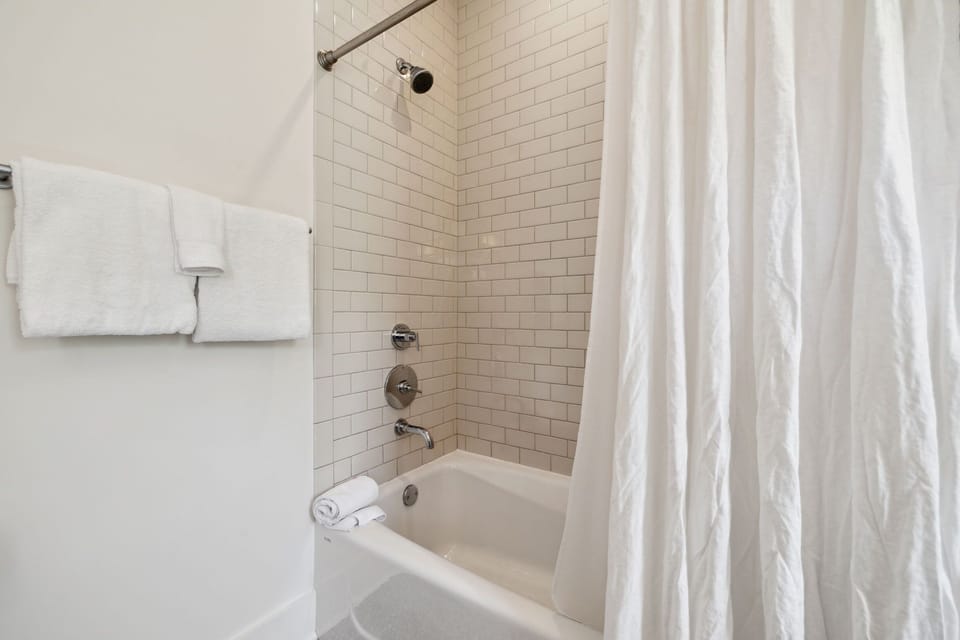 King Guest En-Suite - Shower/Tub Combo