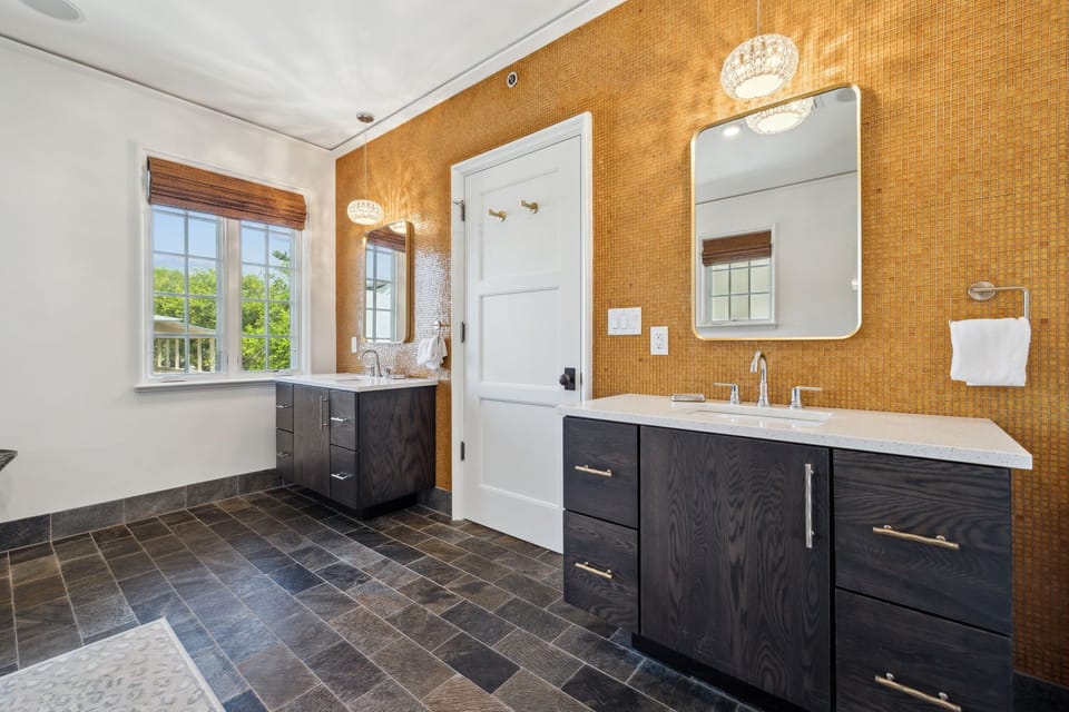 Primary King En-Suite - Dual Vanities