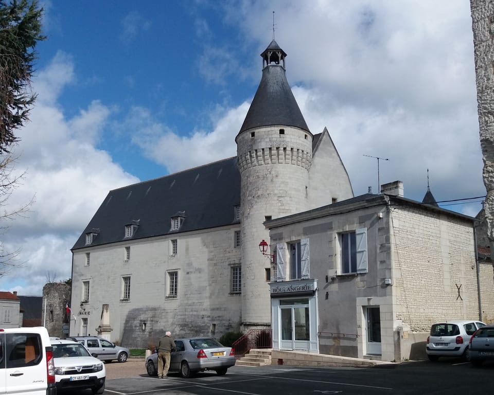 Monts Sur Guesnes, 2 miles/3km away