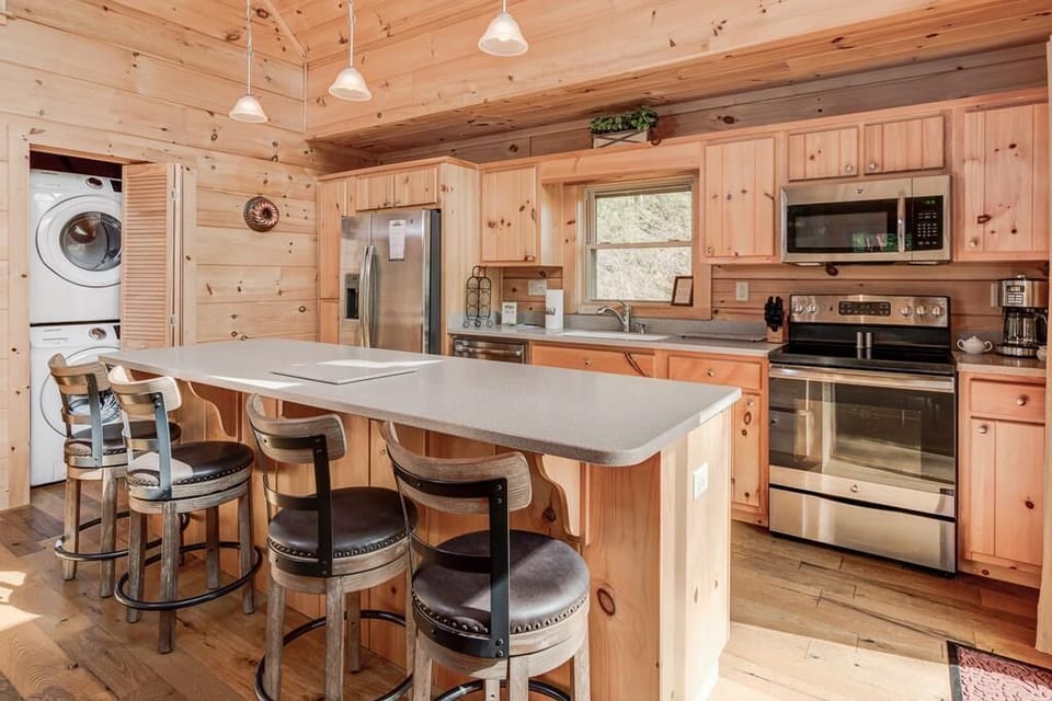 Fully Equipped Kitchen w/Breakfast Bar Seating