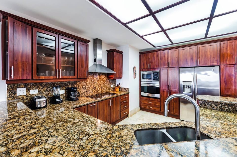 Modern, fully equipped kitchen with stainless steel appliances, cookware, and high-speed Wi-Fi — perfect for preparing meals during your beachfront stay in Langosta, Tamarindo’s most exclusive coastal neighborhood.