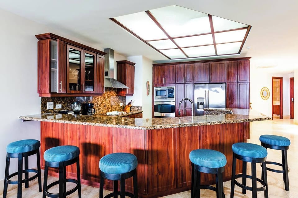 Large kitchen counter with ample prep space and open layout connecting to dining and living areas. Ideal for family cooking, sunset cocktails, or hosting in this luxury Tamarindo vacation rental near Langosta Beach.