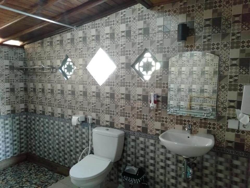 Shower, free toiletries, towels