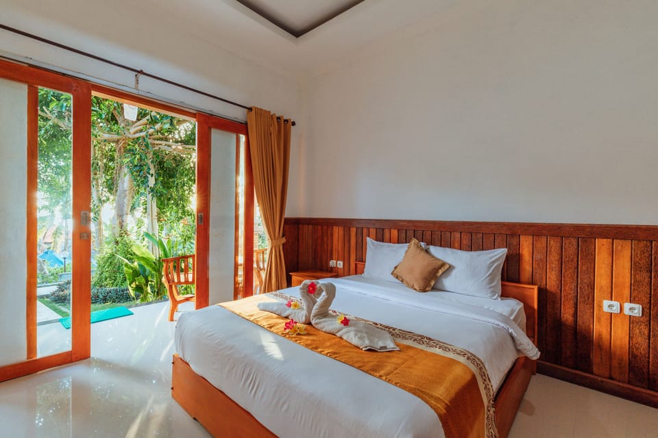 Deluxe Room, Sea View | Desk, free WiFi
