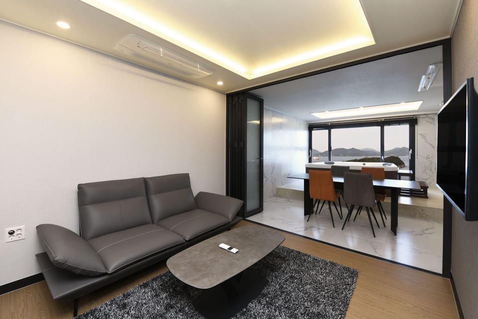 Flat-screen TV, heated floors