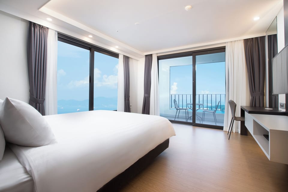 Premium bedding, in-room safe, desk, blackout drapes