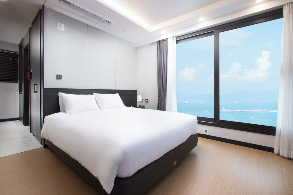 Premium bedding, in-room safe, desk, blackout drapes