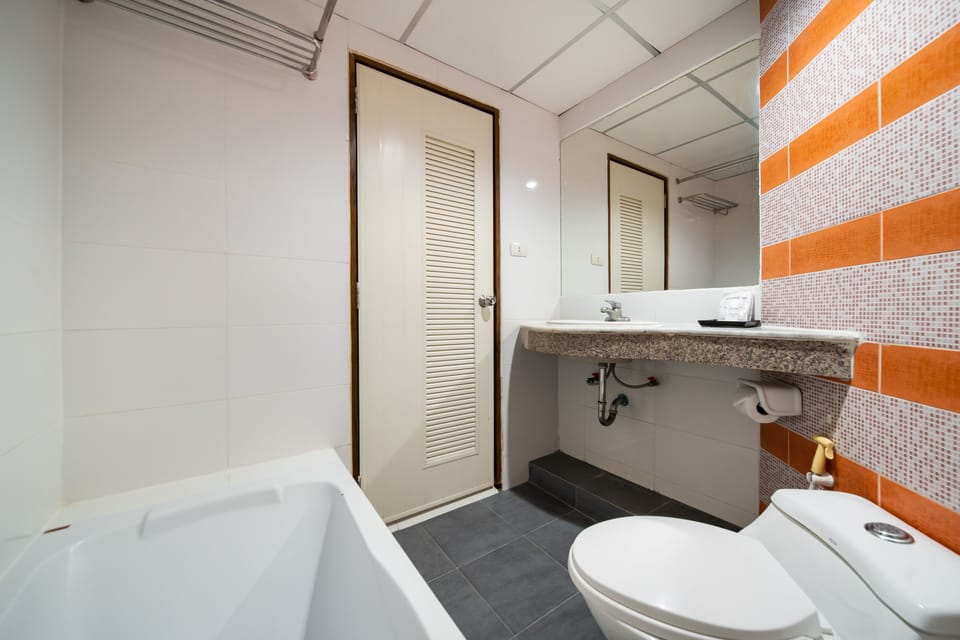 Superior Room | Bathroom | Combined shower/tub, free toiletries, hair dryer, slippers