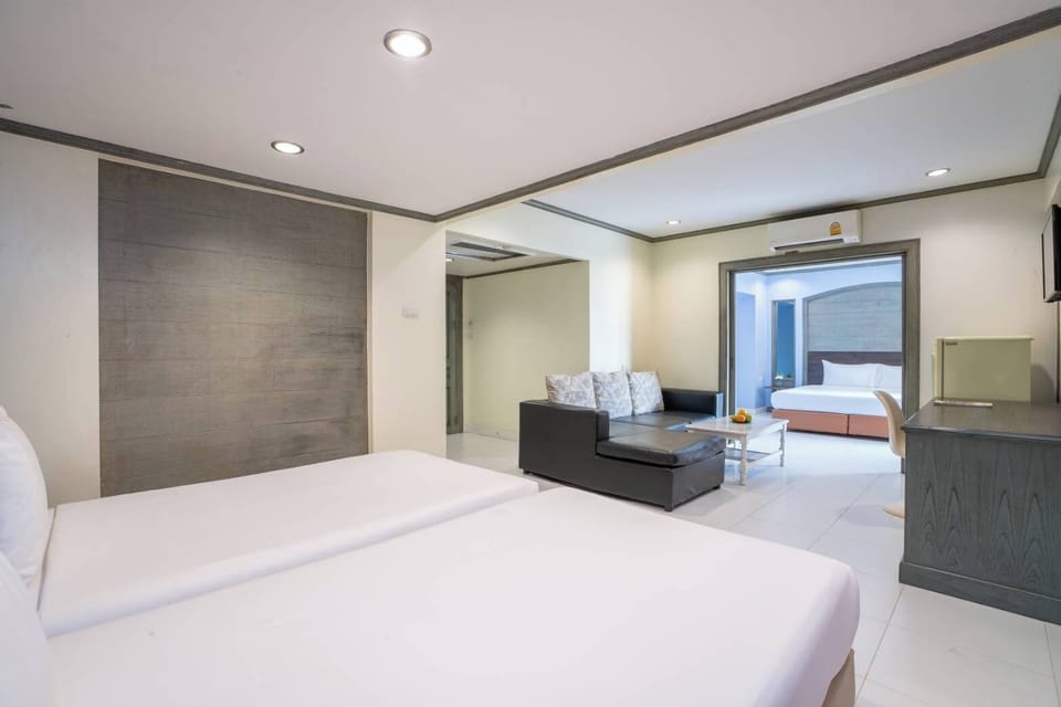 Express Suite | In-room safe, individually decorated, individually furnished, desk
