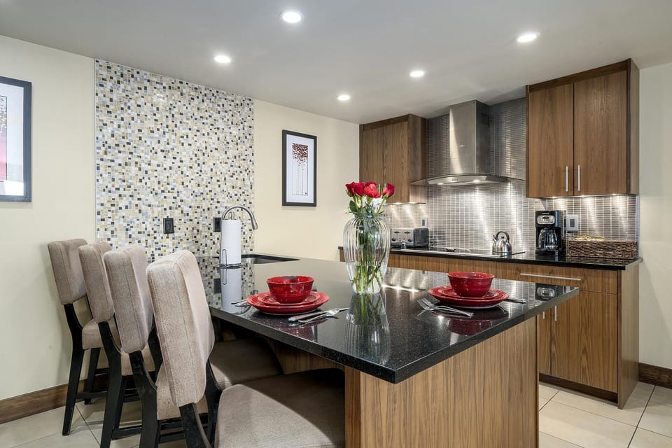 Condo, 2 Bedrooms | Private kitchen | Fridge, microwave, oven, stovetop