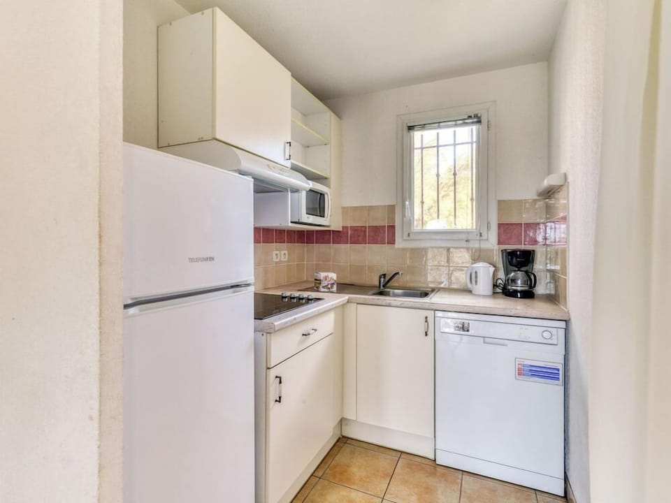 Microwave, dishwasher, cookware/dishes/utensils