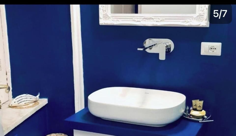 Classic Double Room | Bathroom | Shower, rainfall showerhead, free toiletries, hair dryer