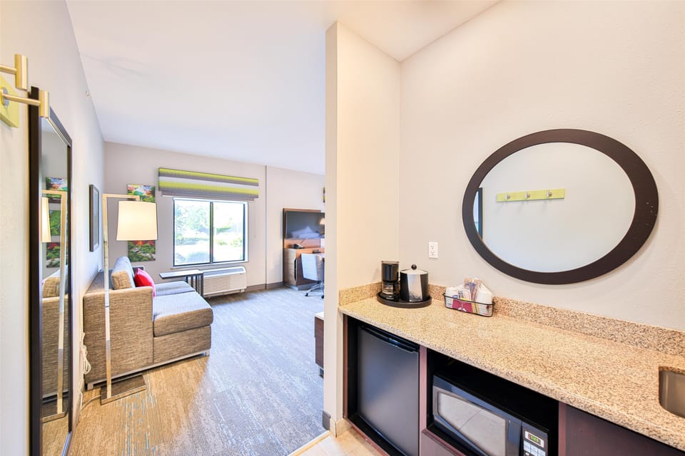 Studio Suite, One King Bed, Non-Smoking, Accessible Hearing / Visual | Minibar