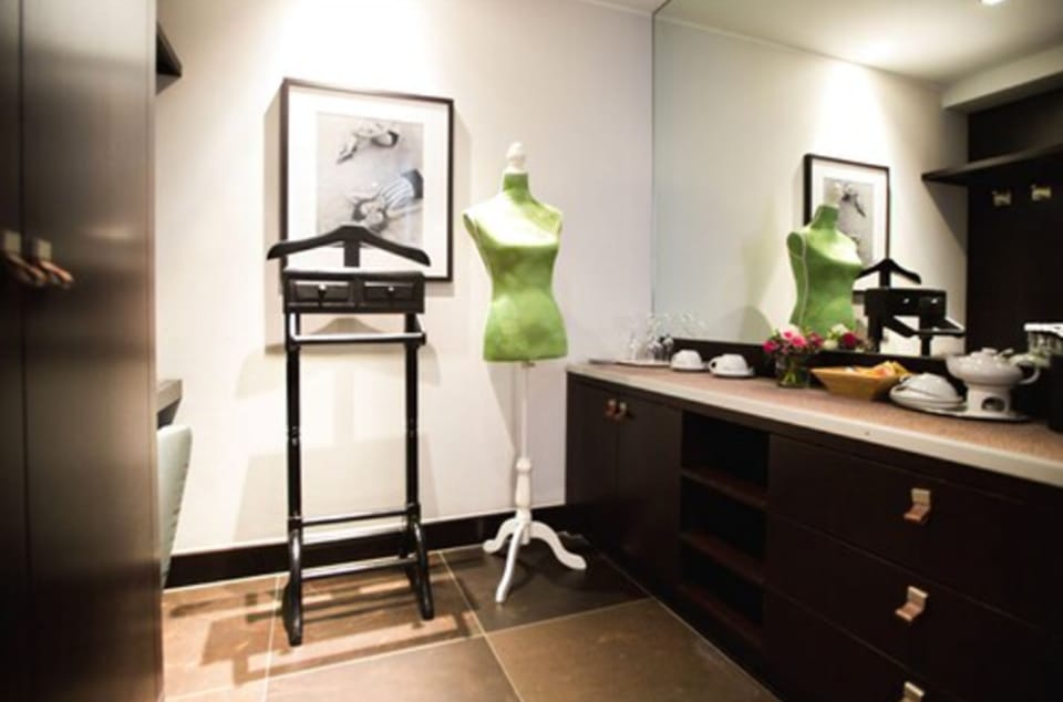 Junior Suite | Hypo-allergenic bedding, minibar, in-room safe, desk