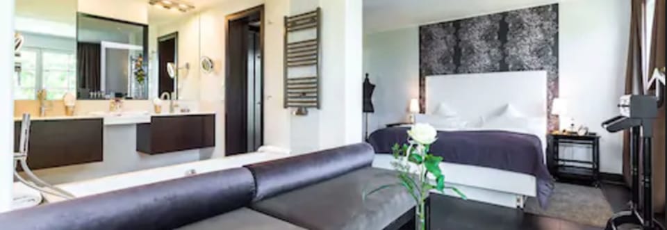 Deluxe Suite, Balcony, Park View | Hypo-allergenic bedding, minibar, in-room safe, desk