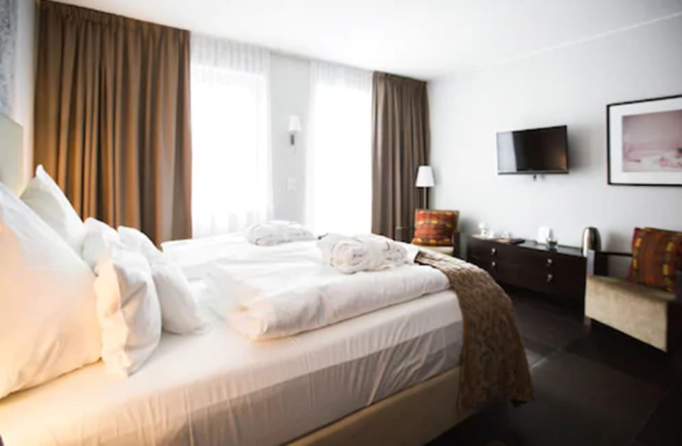 Executive Double Room | Hypo-allergenic bedding available, minibar, in-room safe, desk