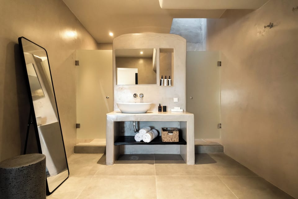Deluxe Suite with Private Heated Plunge Pool and Caldera View | Bathroom | Shower, rainfall showerhead, hair dryer, slippers