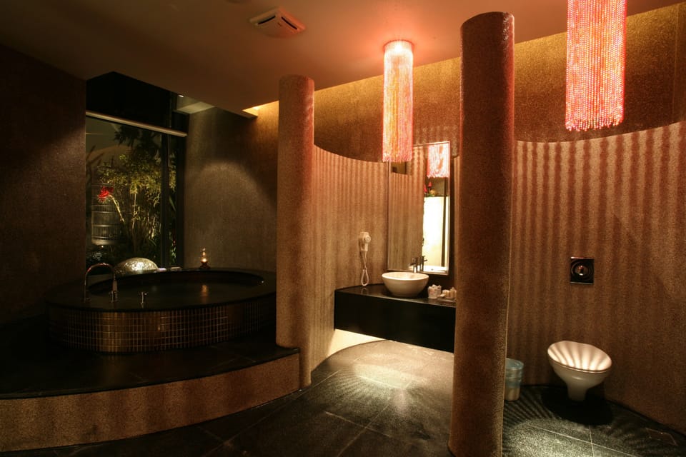 Economy Double Room | Bathroom | Separate tub and shower, free toiletries, hair dryer, slippers
