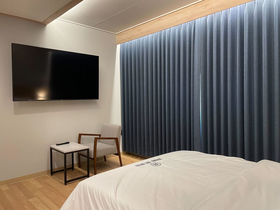 Deluxe Double Room, 1 Queen Bed [Unavailable Breakfast on Monday & Public Holiday] | Free WiFi, wheelchair access