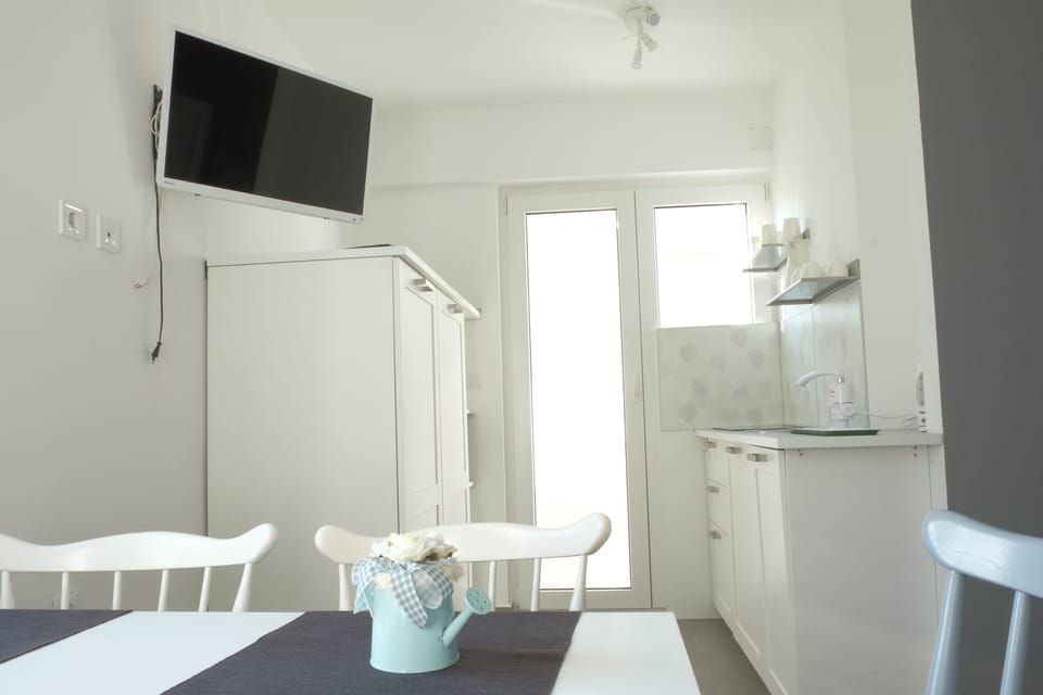Apartment | Living area | Flat-screen TV