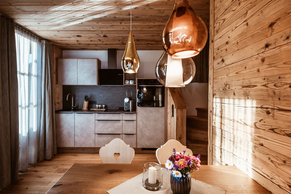 Full-size fridge, oven, stovetop, dishwasher