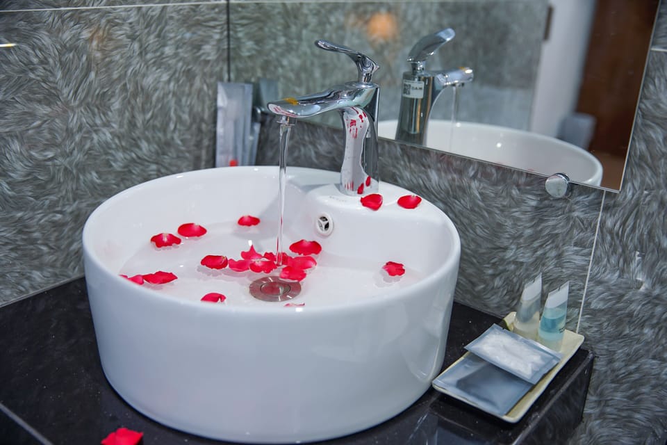 VIP Room | Bathroom | Shower, hydromassage showerhead, free toiletries, hair dryer