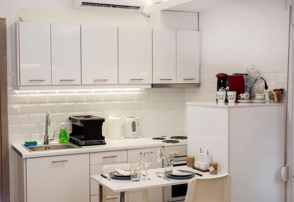 Luxury Studio | Private kitchen | Full-size fridge, oven, stovetop, coffee/tea maker