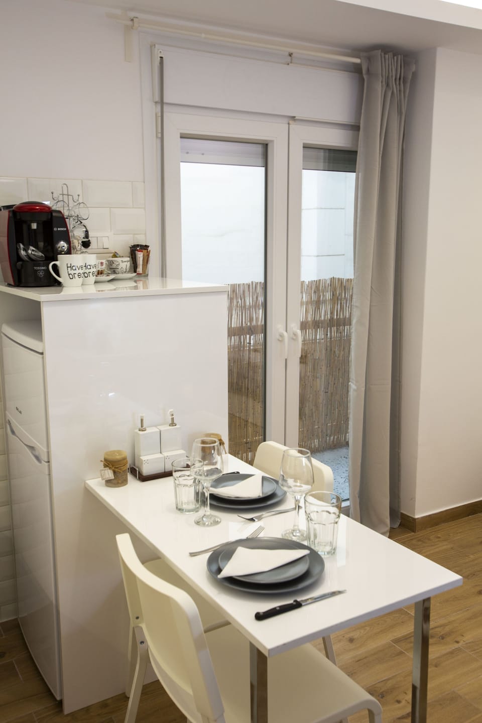 Full-size fridge, oven, stovetop, coffee/tea maker