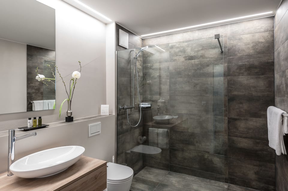 Suite, Garden View | Bathroom | Shower, eco-friendly toiletries, hair dryer, towels