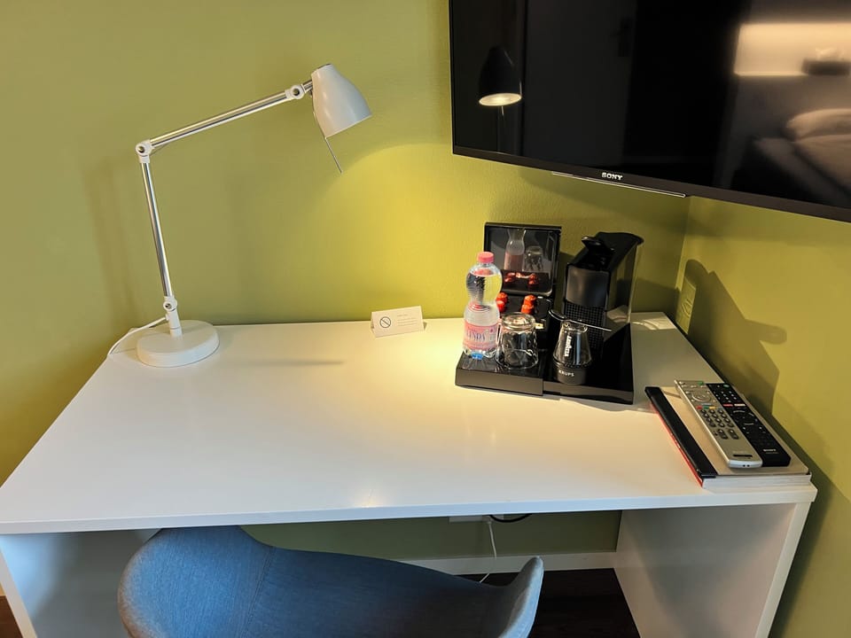 Business Single Room, Shared Bathroom | Premium bedding, desk, laptop workspace, blackout drapes