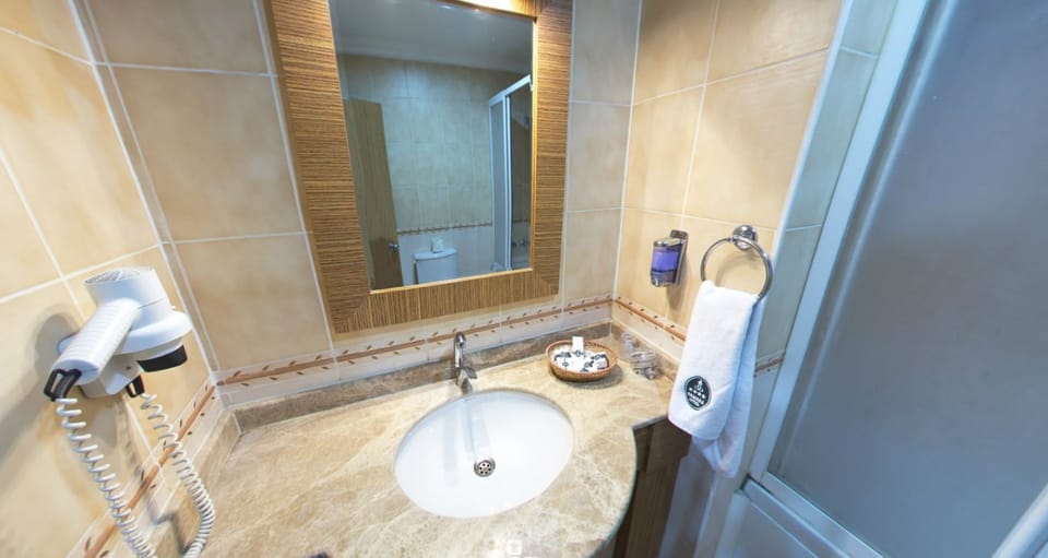 Combined shower/tub, hydromassage showerhead, free toiletries