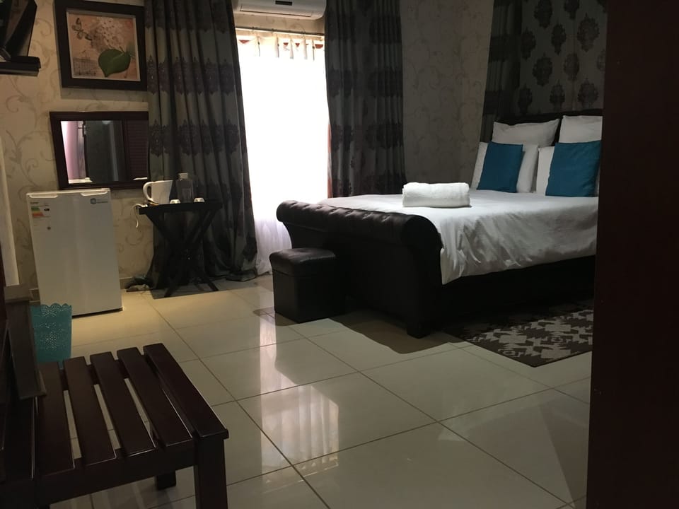 Executive Double Room | Desk, WiFi (free), bed sheets