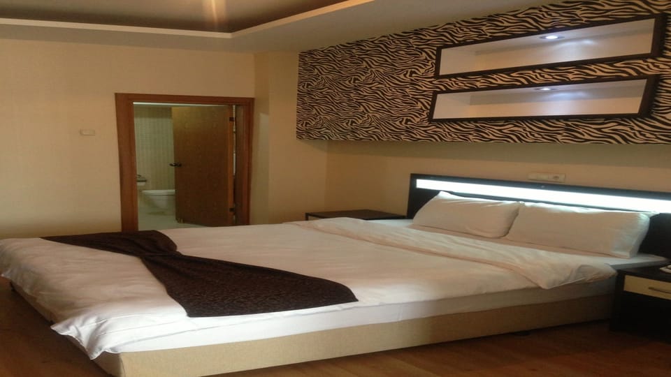 Standard Double or Twin Room | 1 bedroom, minibar, desk, iron/ironing board