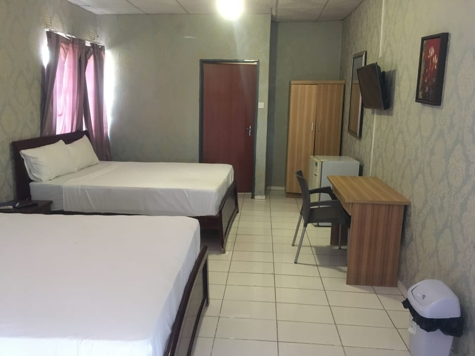 Standard Room, 1 Double Bed | Desk, iron/ironing board, WiFi (free), individually decorated