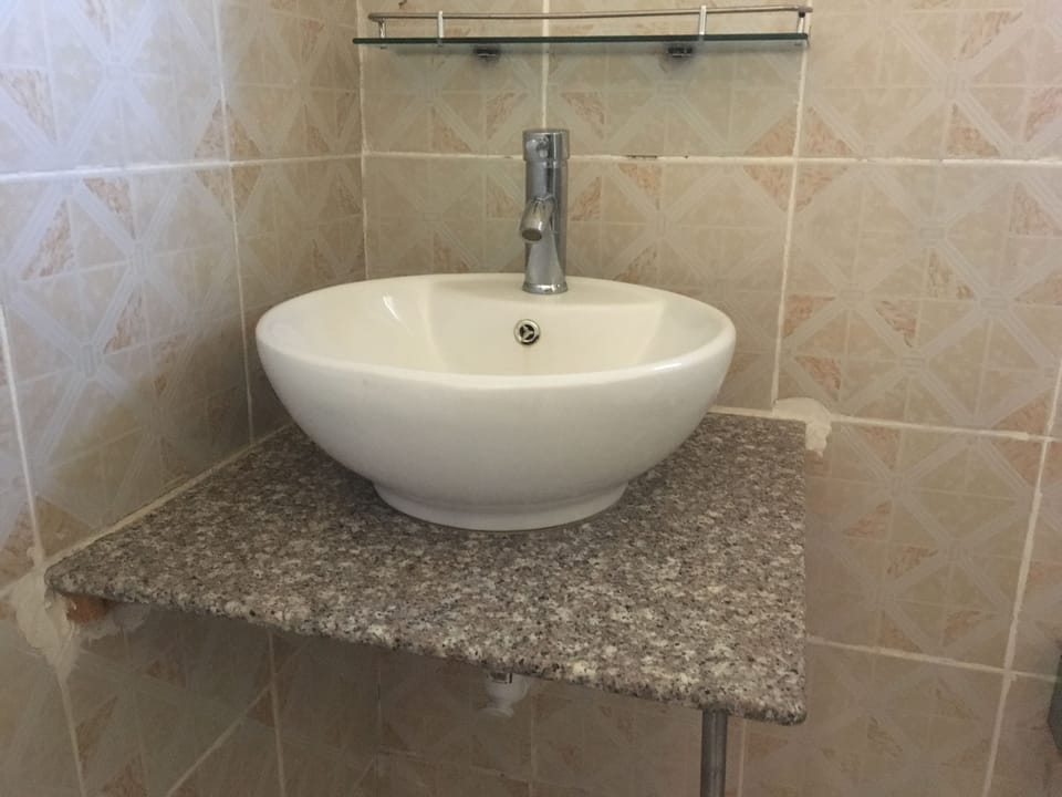 Standard Room, 1 Double Bed | Bathroom | Shower, rainfall showerhead, free toiletries, towels