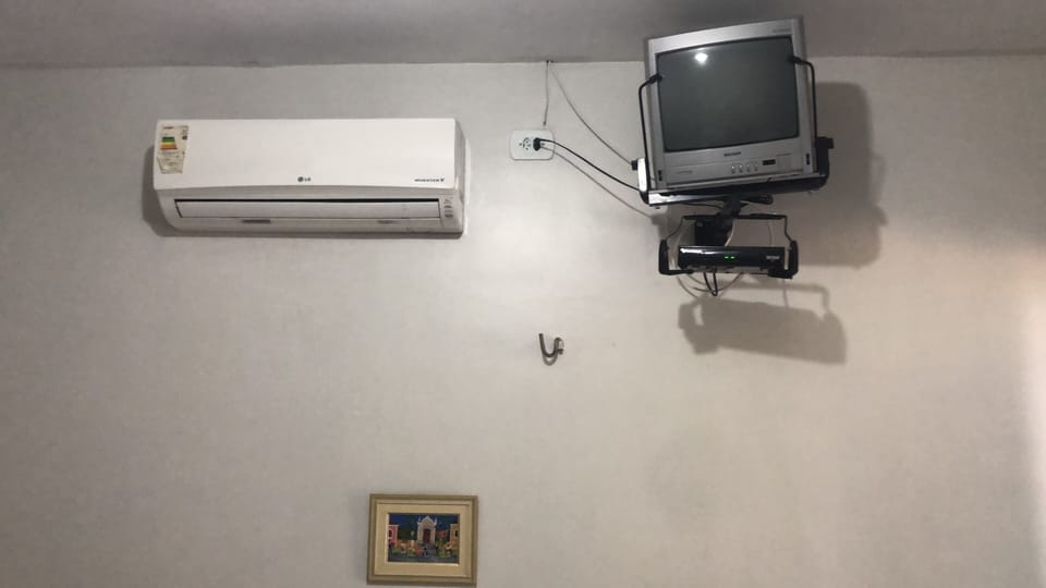 Quarto Suite - Solteiro | Minibar, blackout drapes, free WiFi, bed sheets